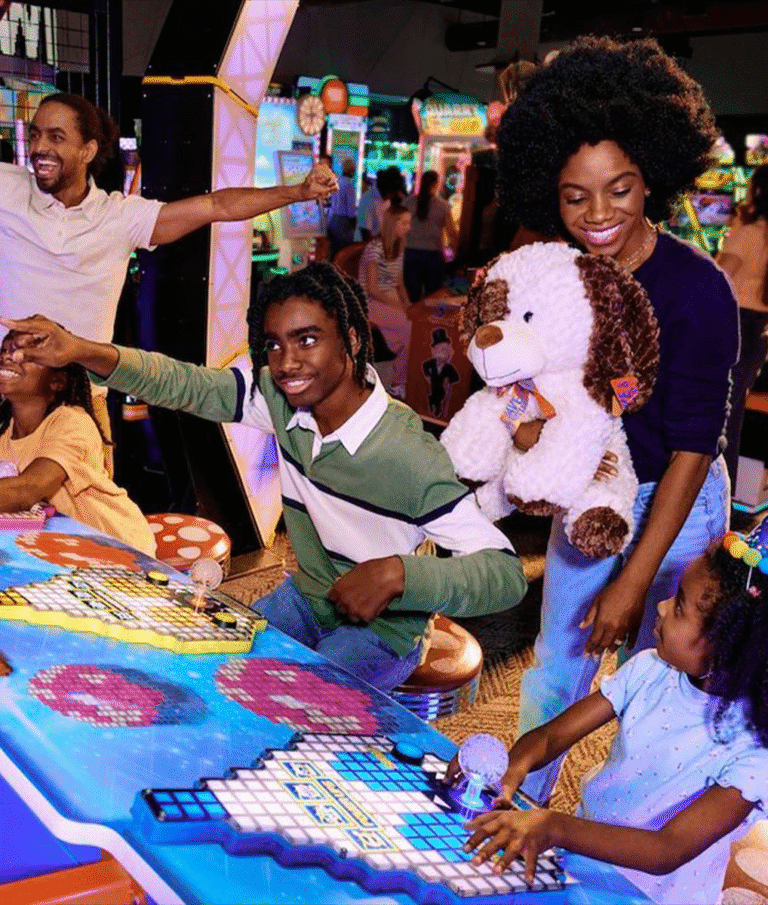 Amigos jugando en las máquinas del midway
